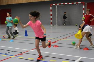 L'école multisports offre l'occasion de s'initier au handball.