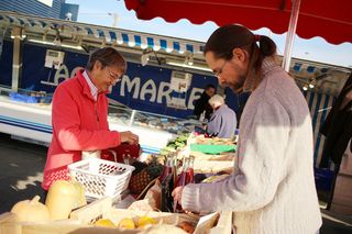 Le maraîcher bio vend ses fruits et légumes le mercredi et le samedi matin ainsi que le jeudi en fin de journée.