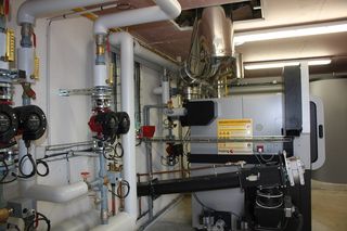 La chaufferie mixte bois-gaz alimente en chauffage la Maison de l'enfance, l'Espace Vie Locale et la médiathèque.