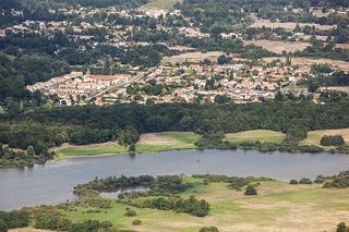 Saint-Aignan de Grand Lieu se situe au bord du lac de Grand Lieu.