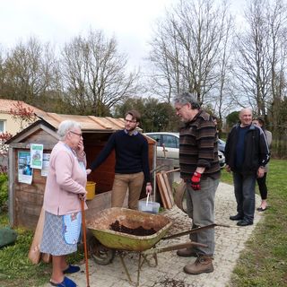 Les riverains autour du composteur du Moulin des Rives.