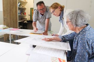 Le Groupe histoire en pleine séance de recherches dans une salle de réunion au rez-de-chaussée de l'Espace Vie Locale.
