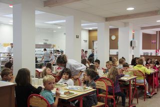 Pause déjeuner des écoliers au restaurant municipal.