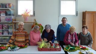 Des ateliers "déco de Noël" sont organisés pour préparer les fêtes dans la bonne humeur.