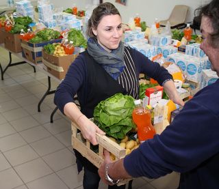 Le CCAS distribue des paniers garnis une fois par mois.