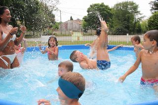 L'été, des piscines sont installées dans le parc.