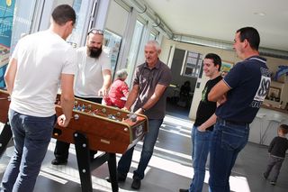 Pause baby foot lors de la journée annuelle d'inscriptions aux associations à l'Espace Vie locale.